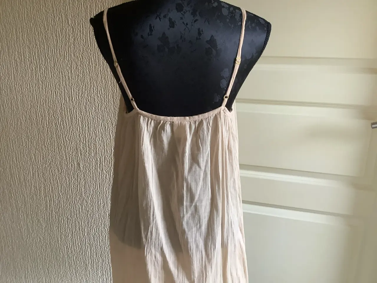 Billede 3 - Helt ny Vila beige sommerkjole str. L. 