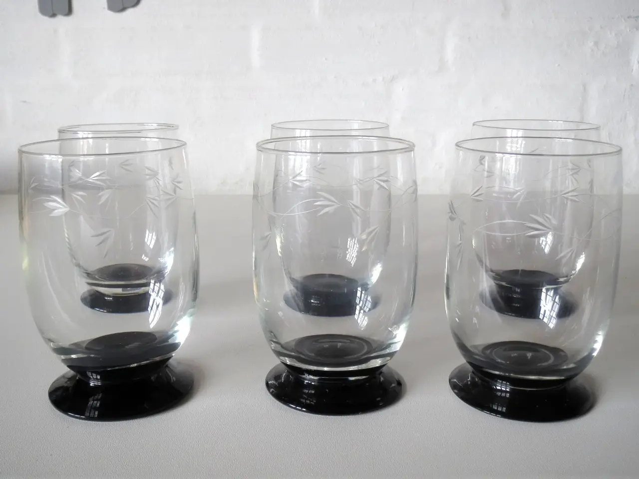Billede 2 - Gamle slebne glas 6 stk. klart glas med sort fod