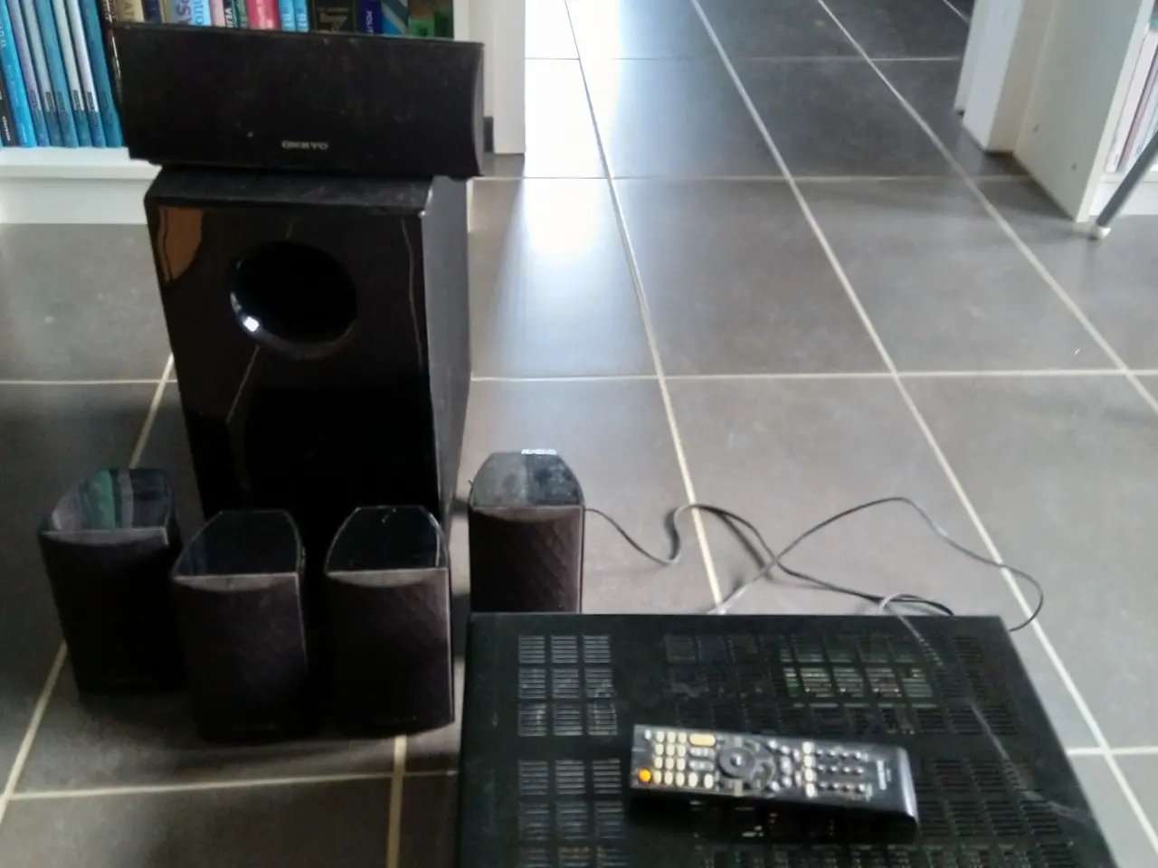Billede 1 - Surround Anlæg med højtalere 100 watt.