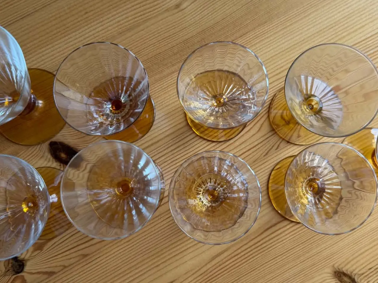 Billede 3 - Vintage glas m. ravgul fod og optiske striber