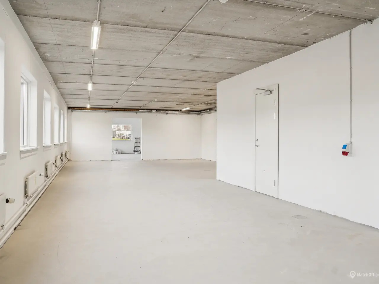 Billede 5 - Moderne. lyst kontor og råt indrettet mindre lager