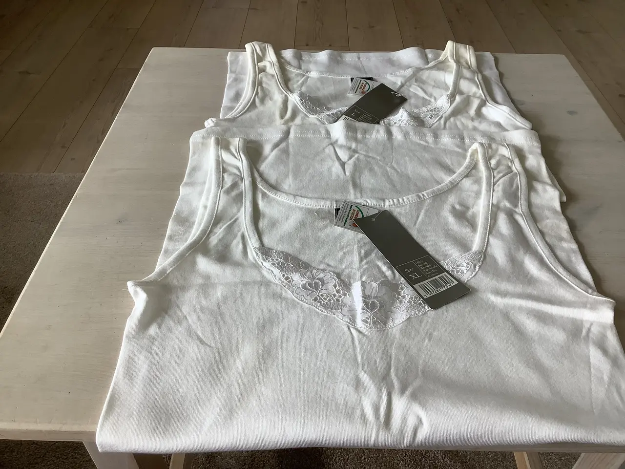 Billede 1 - Undertrøje med blonder str L og XL