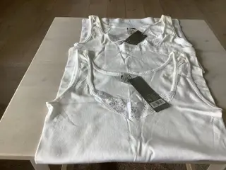 Undertrøje med blonder str L og XL