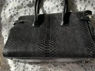 Decadent scarlet shopper