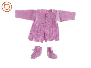 Hjemmestrikkede cardigan og sokker (str. ca. 6 måneder)