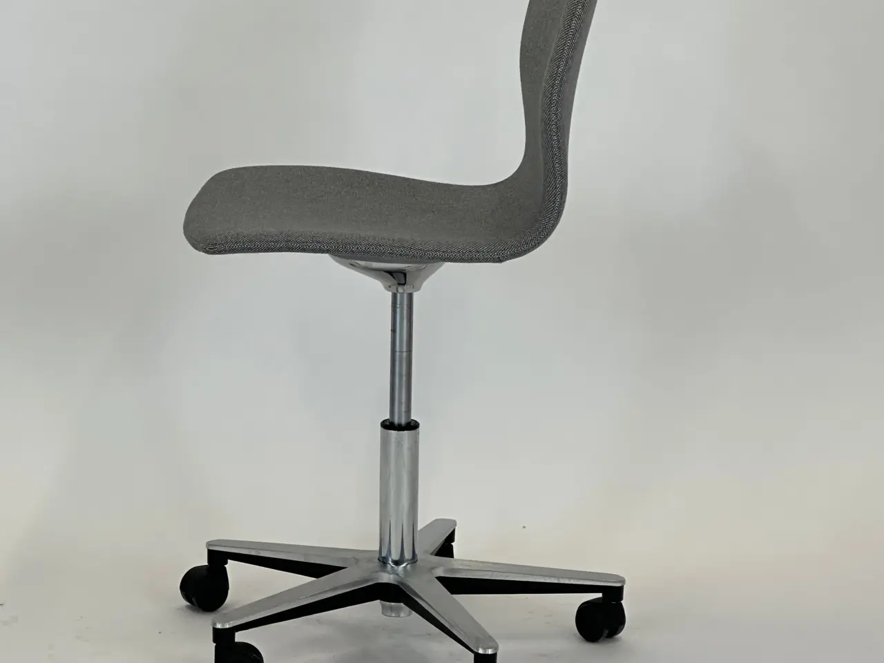 Billede 4 - Magnus Olesen Butterfly Swivel Stol – Grå med Krom Stel