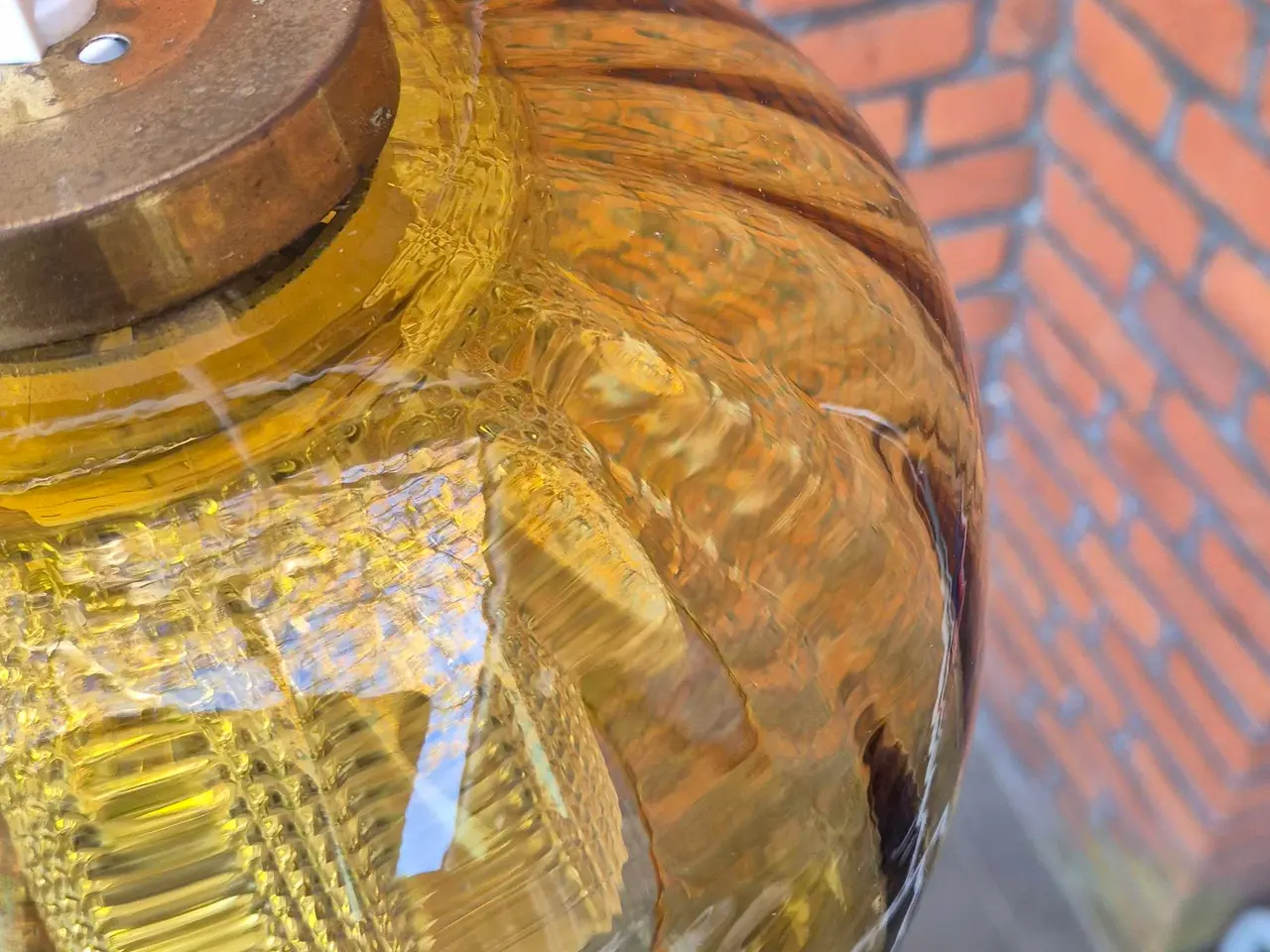 Billede 11 - Smuk svensk retrolampe i ravfarvet glas