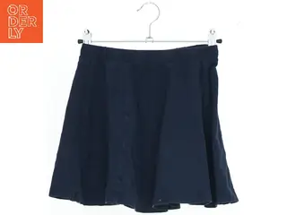 Kort nederdel fra H&M (str. 140)