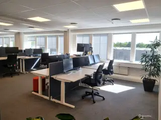 Flotte kontorer på 1. sal med elevator