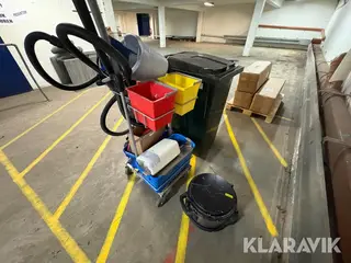 Rengøringsvogn, støvsuger og skraldespand