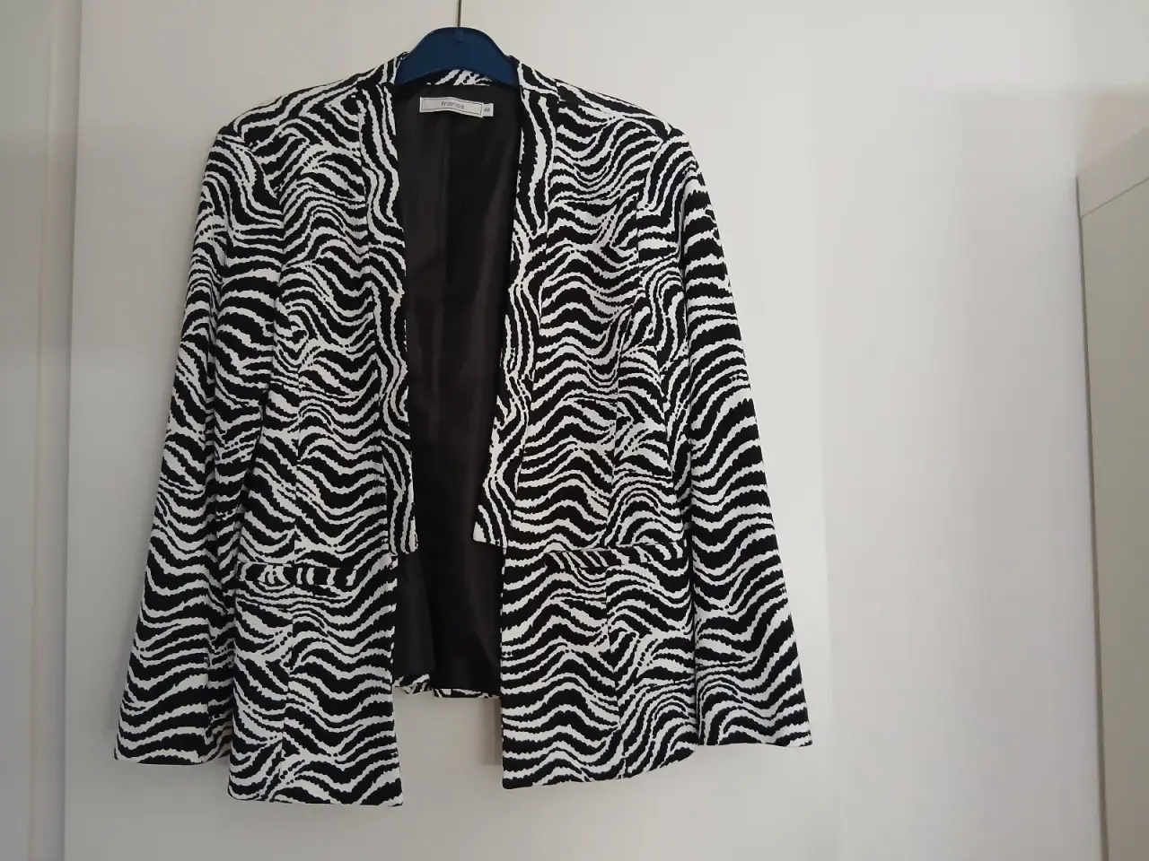 Billede 1 - Zebrastribet foret jakke mrk. Fransa