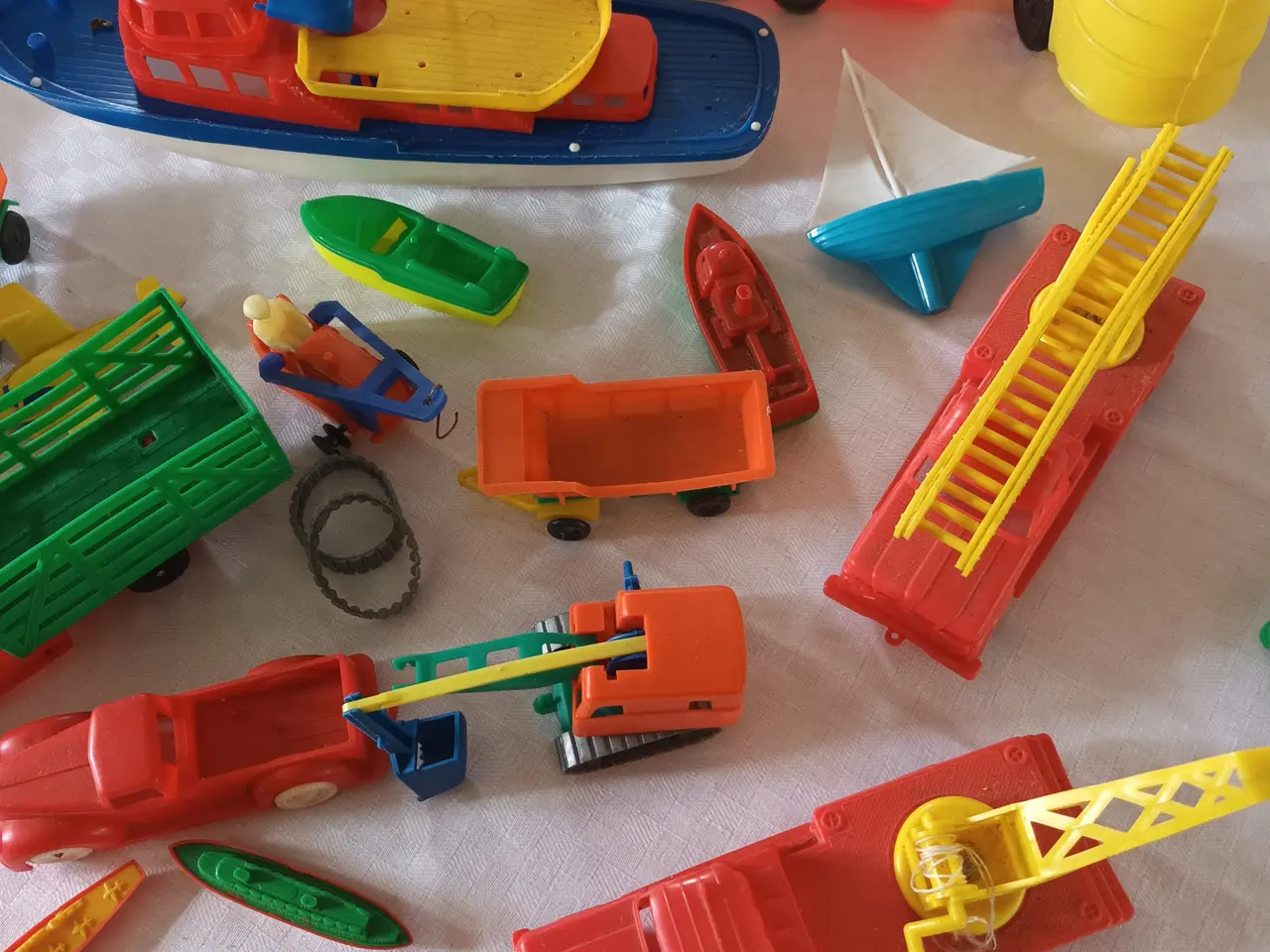 Billede 2 - Legetøjsbiler og skibe i plastik