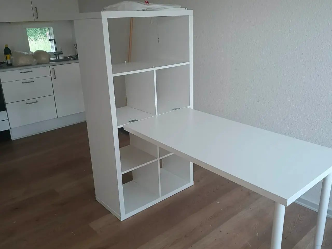 Billede 2 - Rumdeler med bord