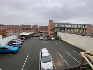 Lej sikre og centrale parkeringspladser i Svendborg midtby – med adgang via Hulgade og mulig fremtidige ladestandere til elbiler!