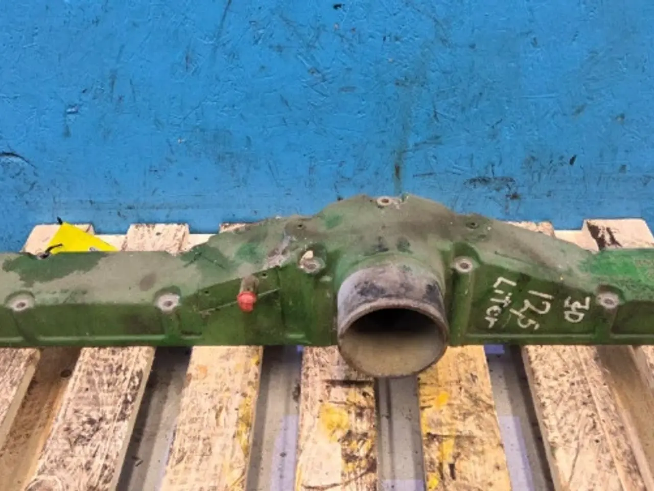 Billede 2 - John Deere 6125HZ001 Indsugningsmanifolddæksel R516998
