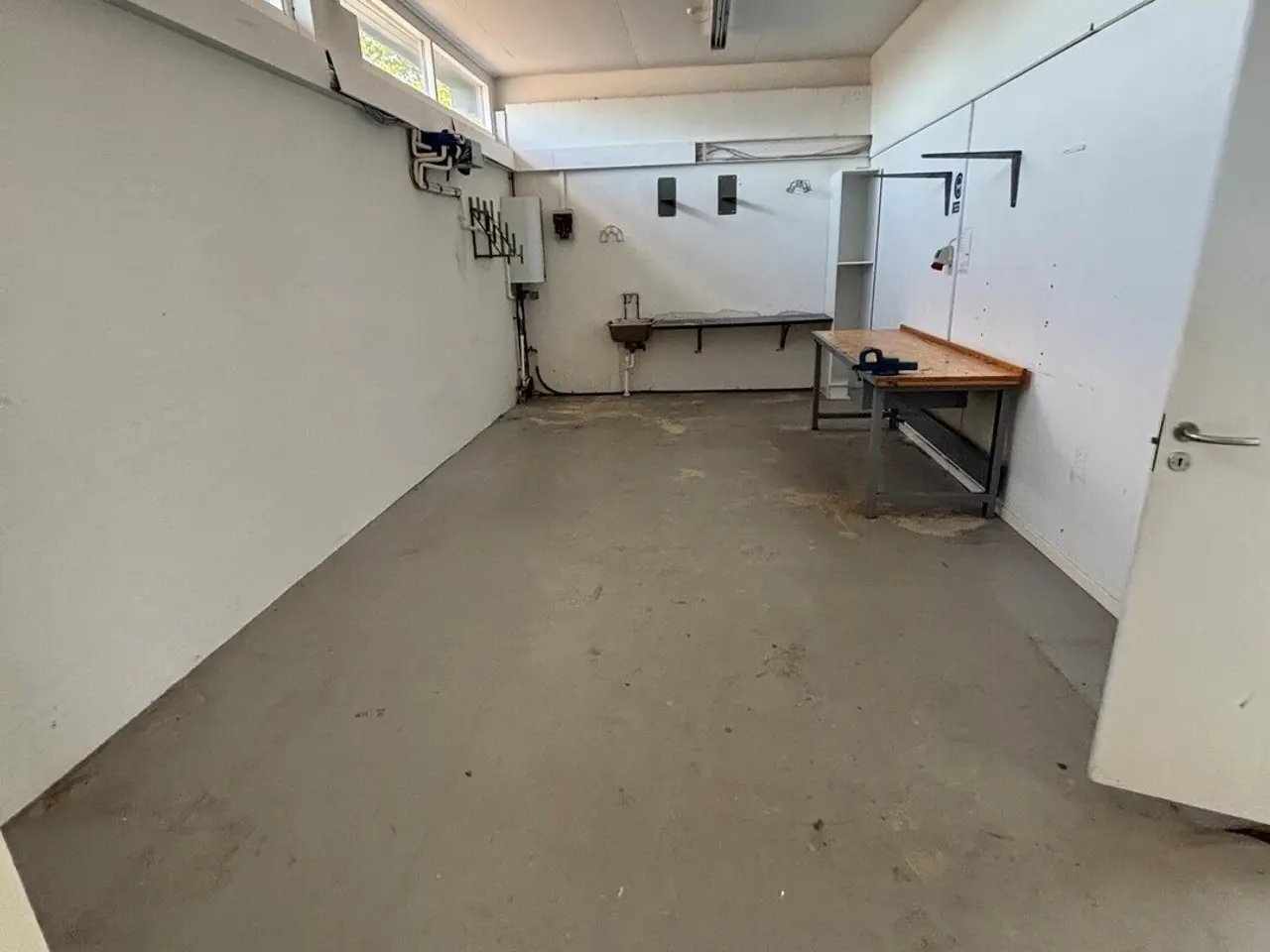 Billede 8 - Præsentabelt kontor på ca. 120 m2 og lager med værksted på ca. 160 m2 udlejes i erhvervsbygning placeret centralt i Farums erhvervsområde med kun 5 minutters kørsel til Hillerødmotorvejen.