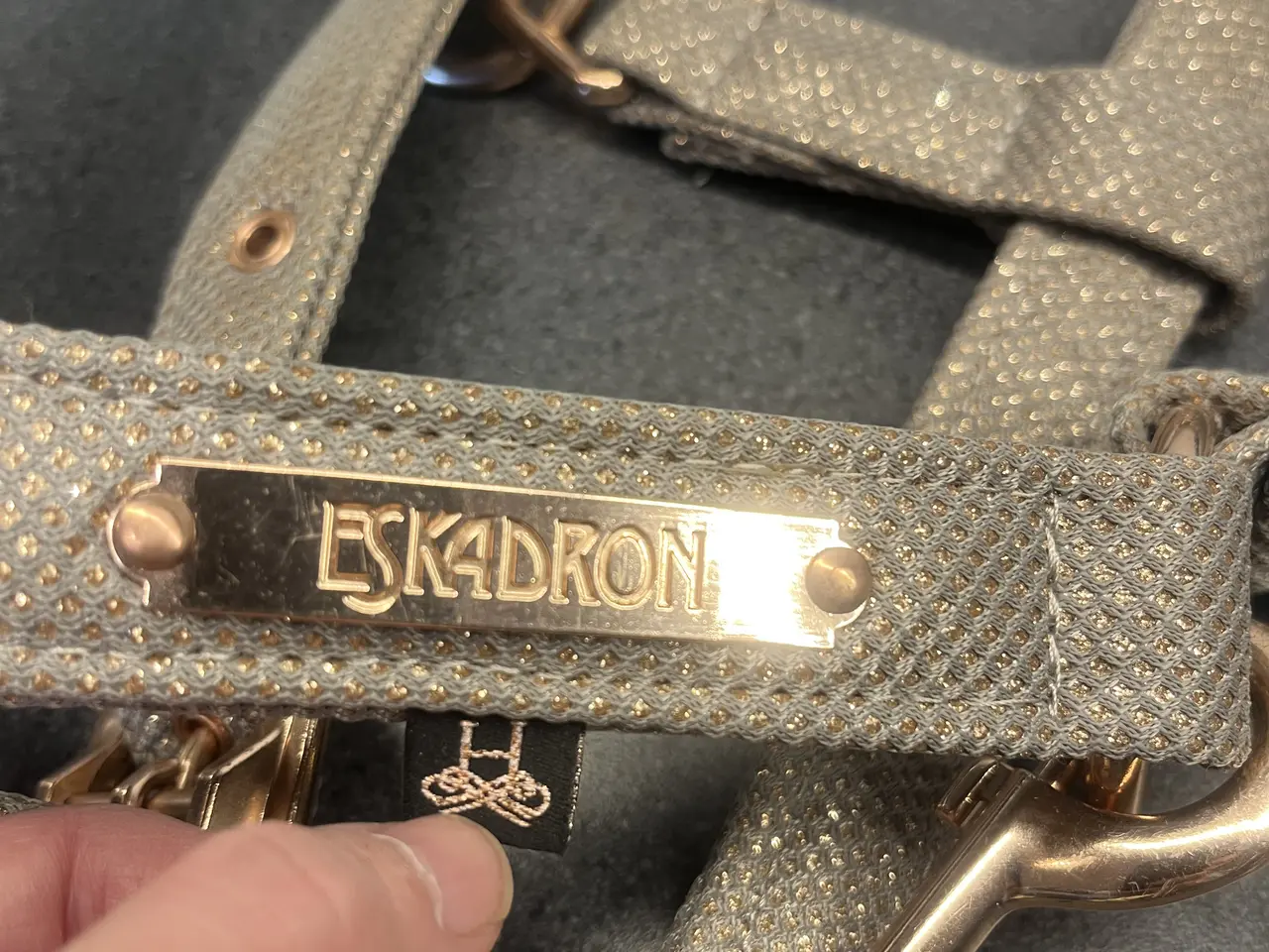 Billede 10 - To Eskadron grimer i beige – én med glitterdetalje