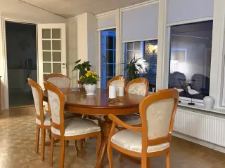 flot spisebord i italiensk nøddetræ med 6 stole