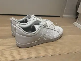 Adidas sneacks i størrelse 46, brugt 1 eneste gang
