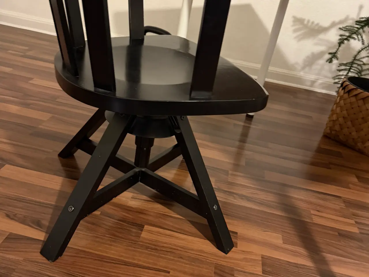 Billede 2 - Skrivebord  med stol 200 kr for stol og 100 bord 