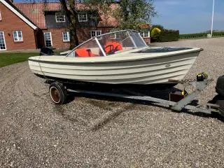 Båd med påhængsmotor