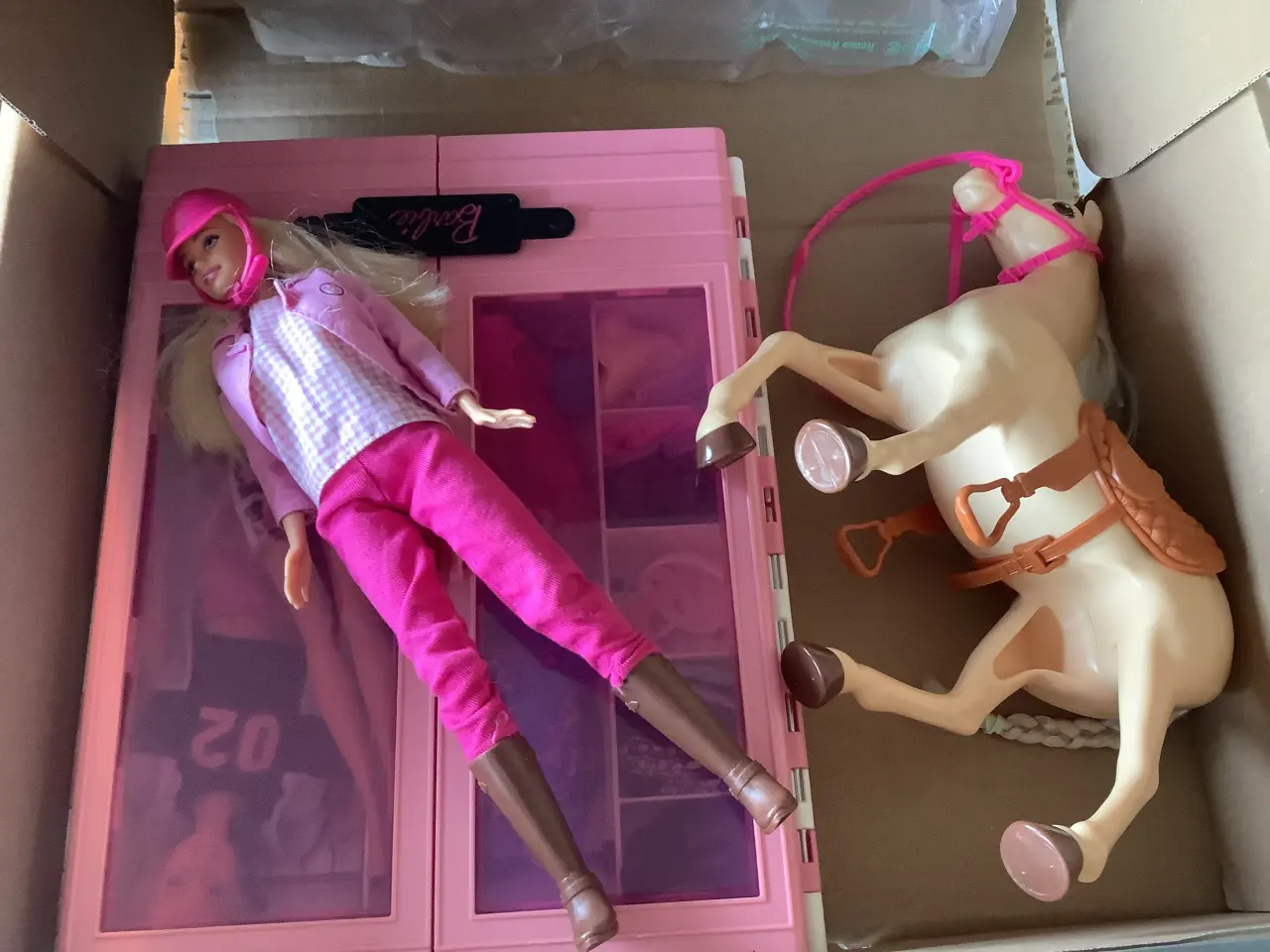 Billede 1 - Barbie hest og klædeskab