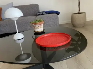 Sofabord med røgfarvet/sort bordplade i glas