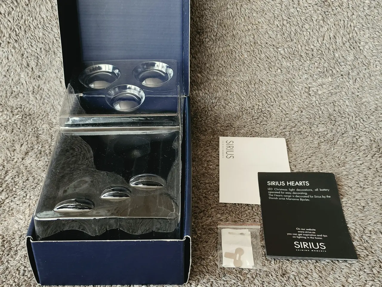 Billede 2 - Sirius Hearts – 3 LED-glaskugler på fod, i original æske