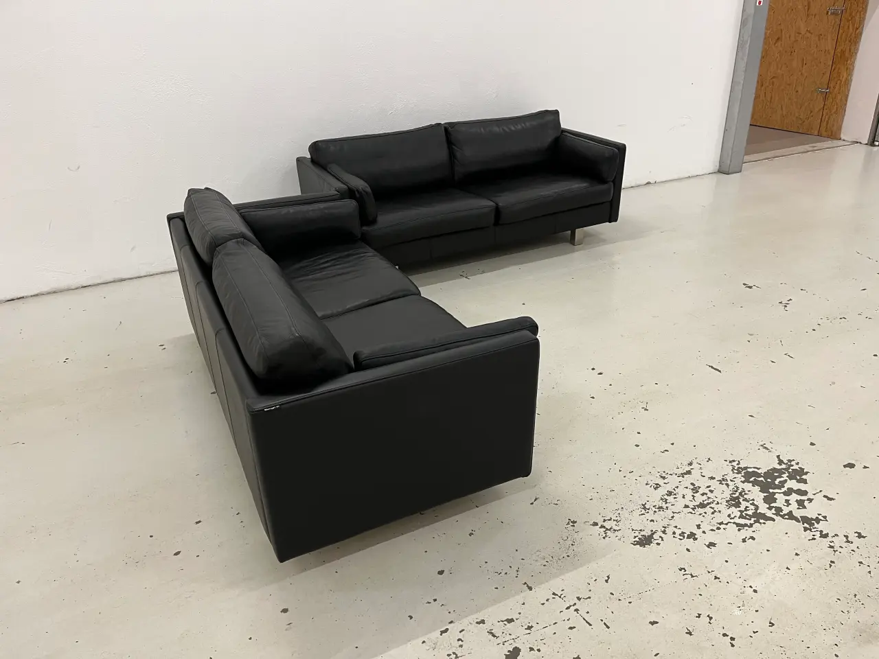 Billede 4 - Skalma Bonn 2x2,5 Pers.Sofaer i sort okse læder.