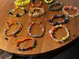 Nye knyttede armbånd