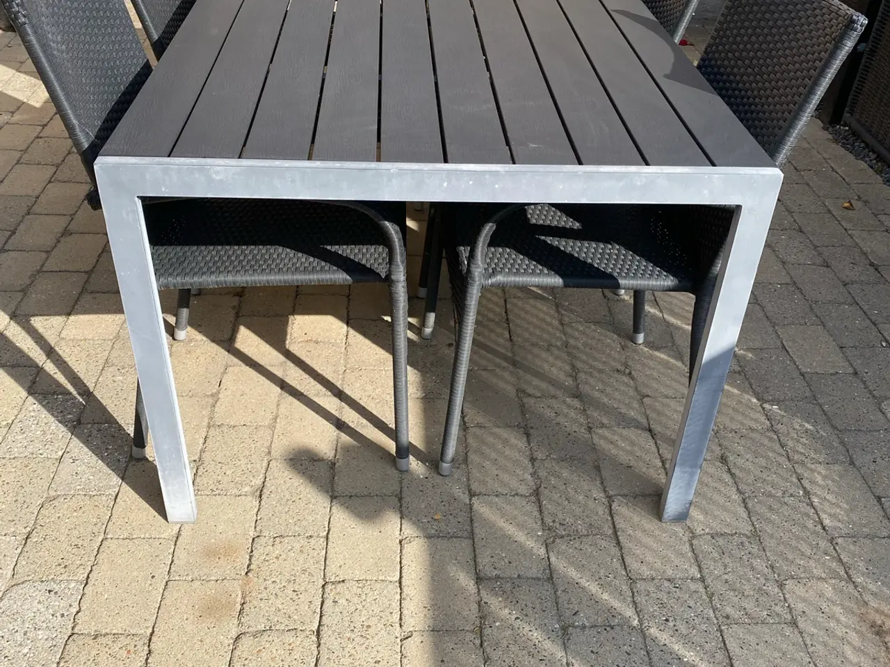 Billede 1 - Velholdt havebord med 6 stole
