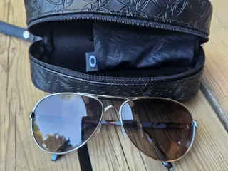 Oakley solbrille model feedback.