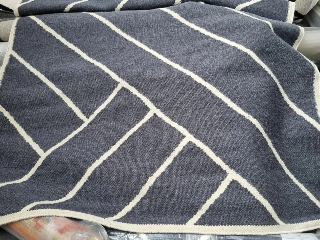 Billede 1 - Brisbane uldtæppe 140 × 200 cm – Håndlavet – Silve