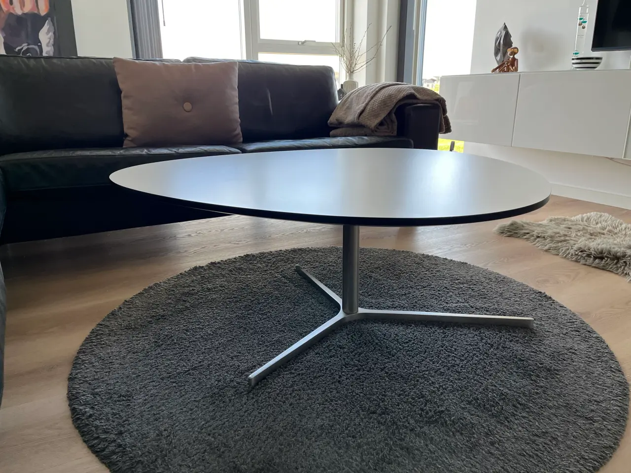 Billede 3 - Sofabord i massiv hvid laminat med sort kant.