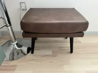 Puf i brun kunstlæder