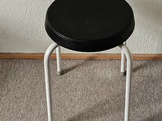 Taburet med polstret sæde og krombens, sædehøjde 48 cm