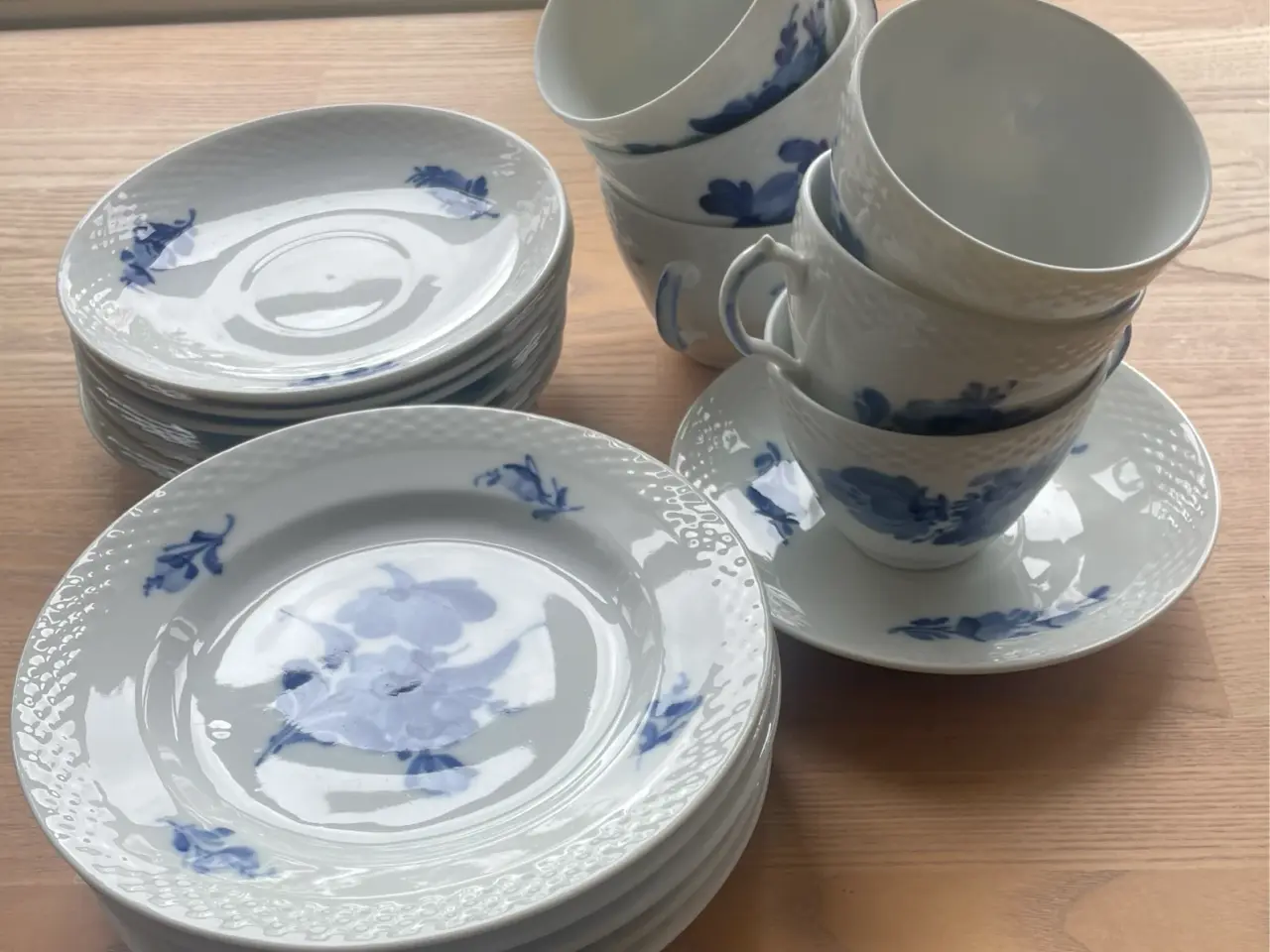 Billede 2 - Blå blomst kaffekopper med kagetallerkener