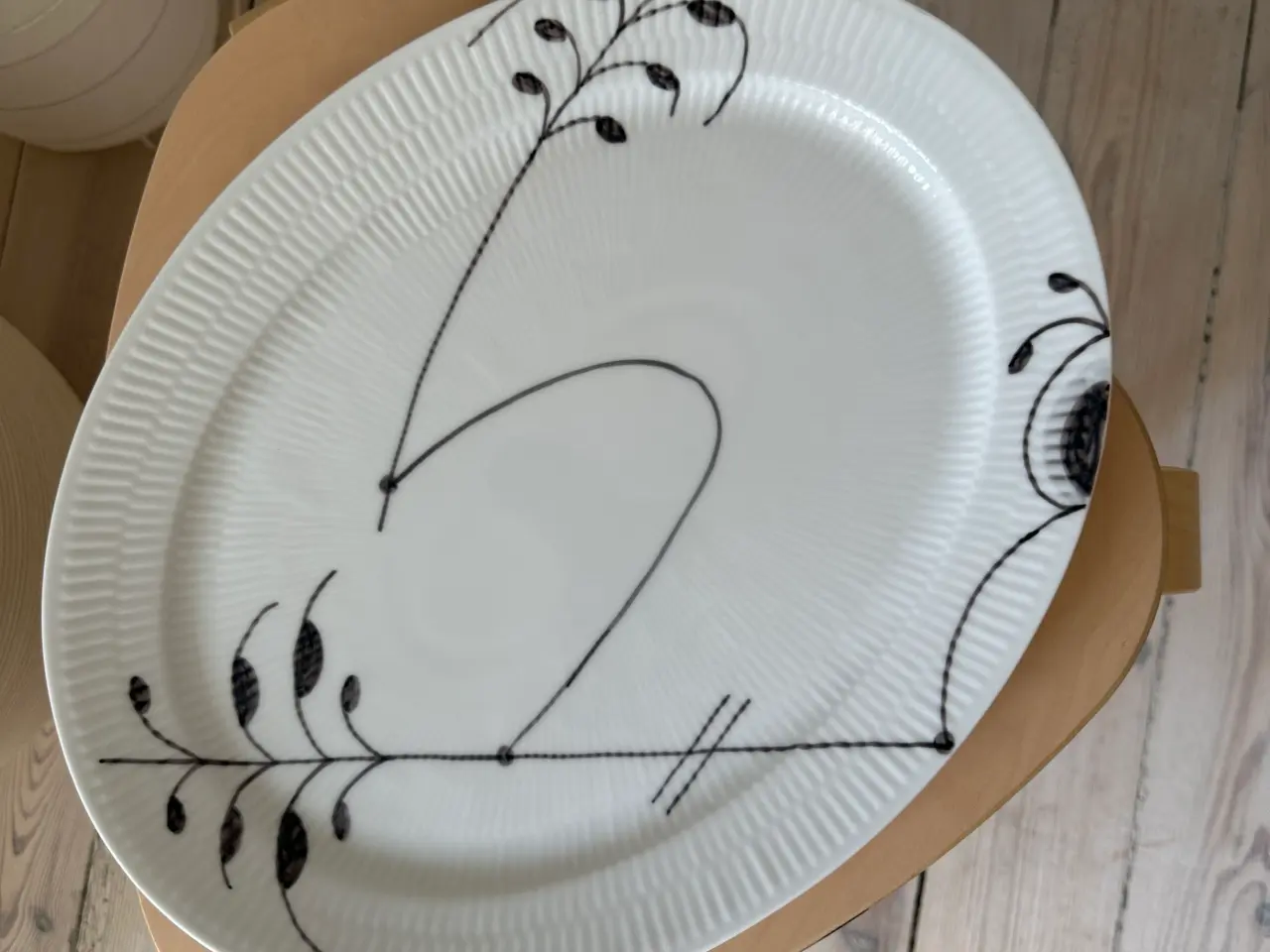 Billede 2 - ROYAL COPENHAGEN Sort Mega Riflet Serveringsfad