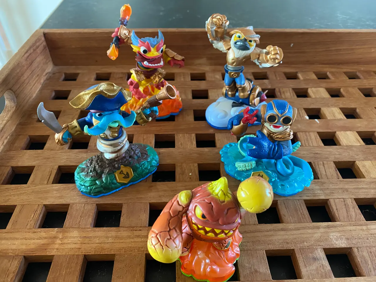 Billede 4 - 53 stk. Skylanders og rund taske og 1 mønt