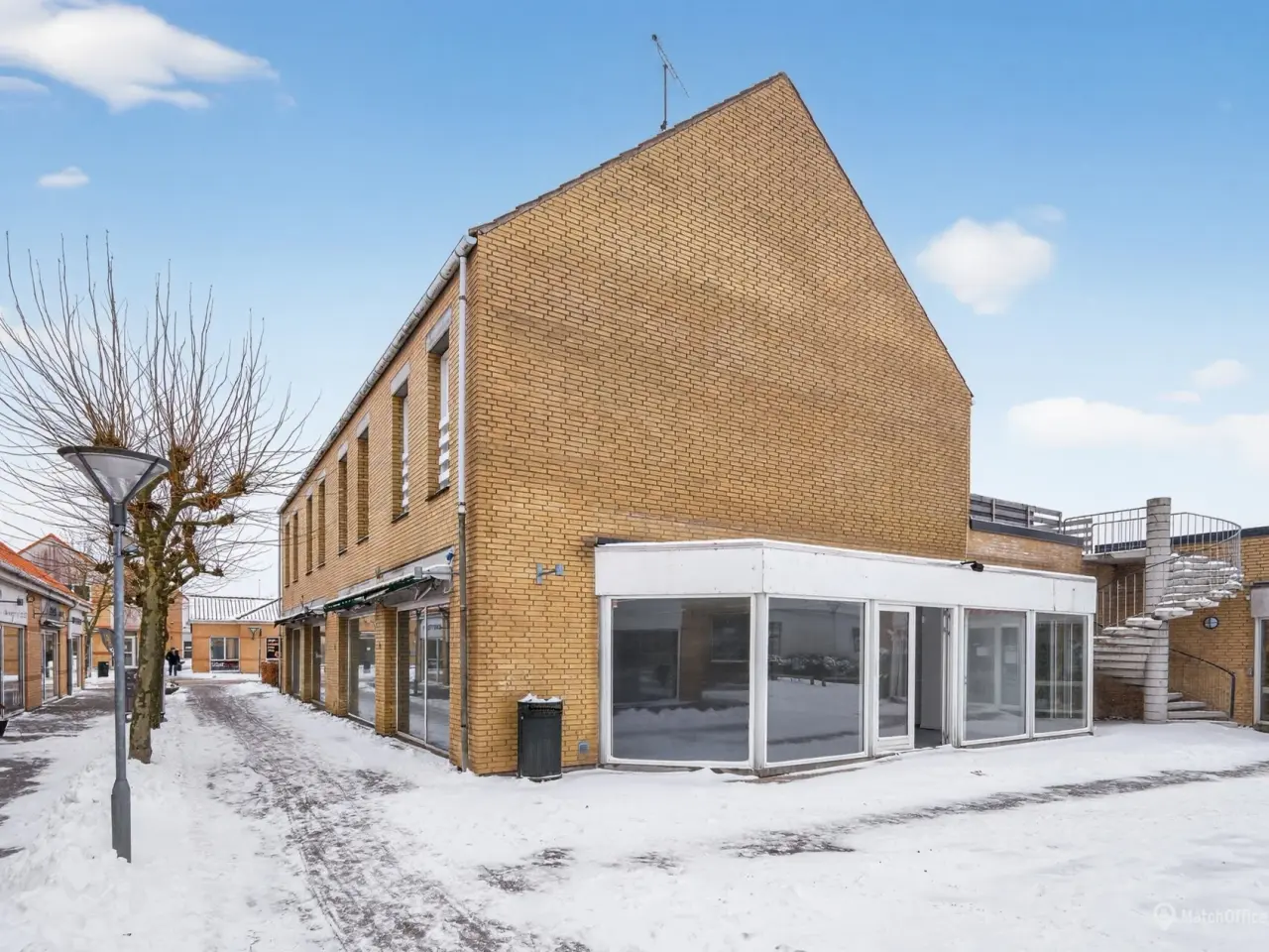 Billede 1 - Særdeles synligt butikslokale med store facadevinduer på hjørneplacering