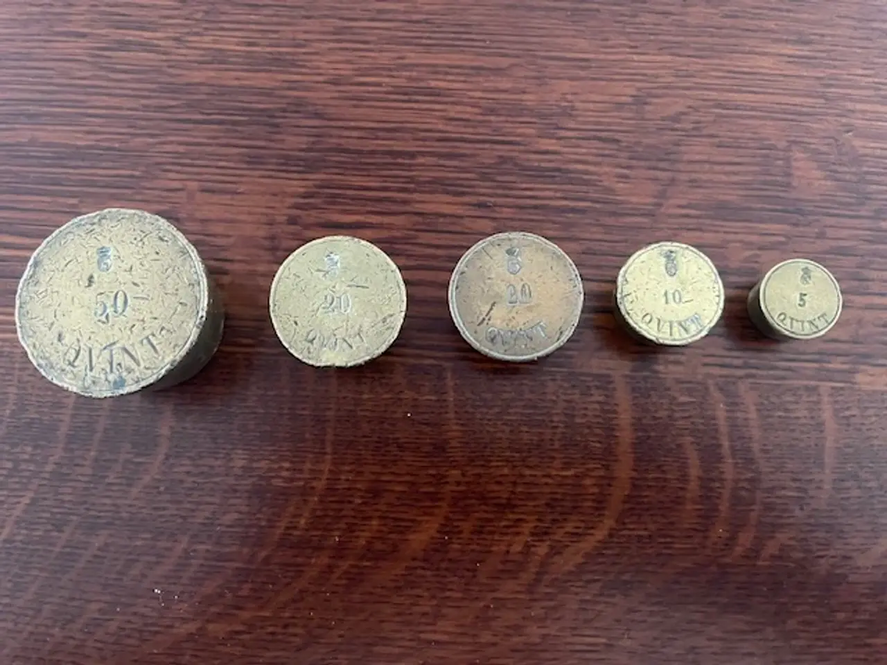 Billede 1 - Samling af 5 stk. gamle Qvint lodder, messing