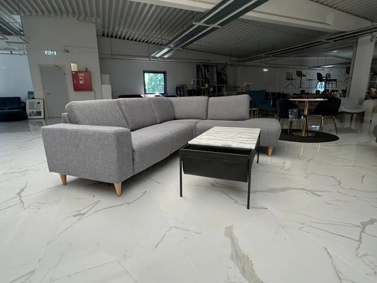 Billede 3 - Velholdt sofa med elektrisk recliner og fodstøtte