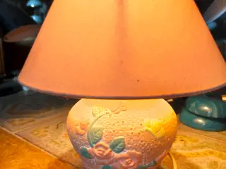 🛋️ Bordlampe med keramikfod og stofskærm