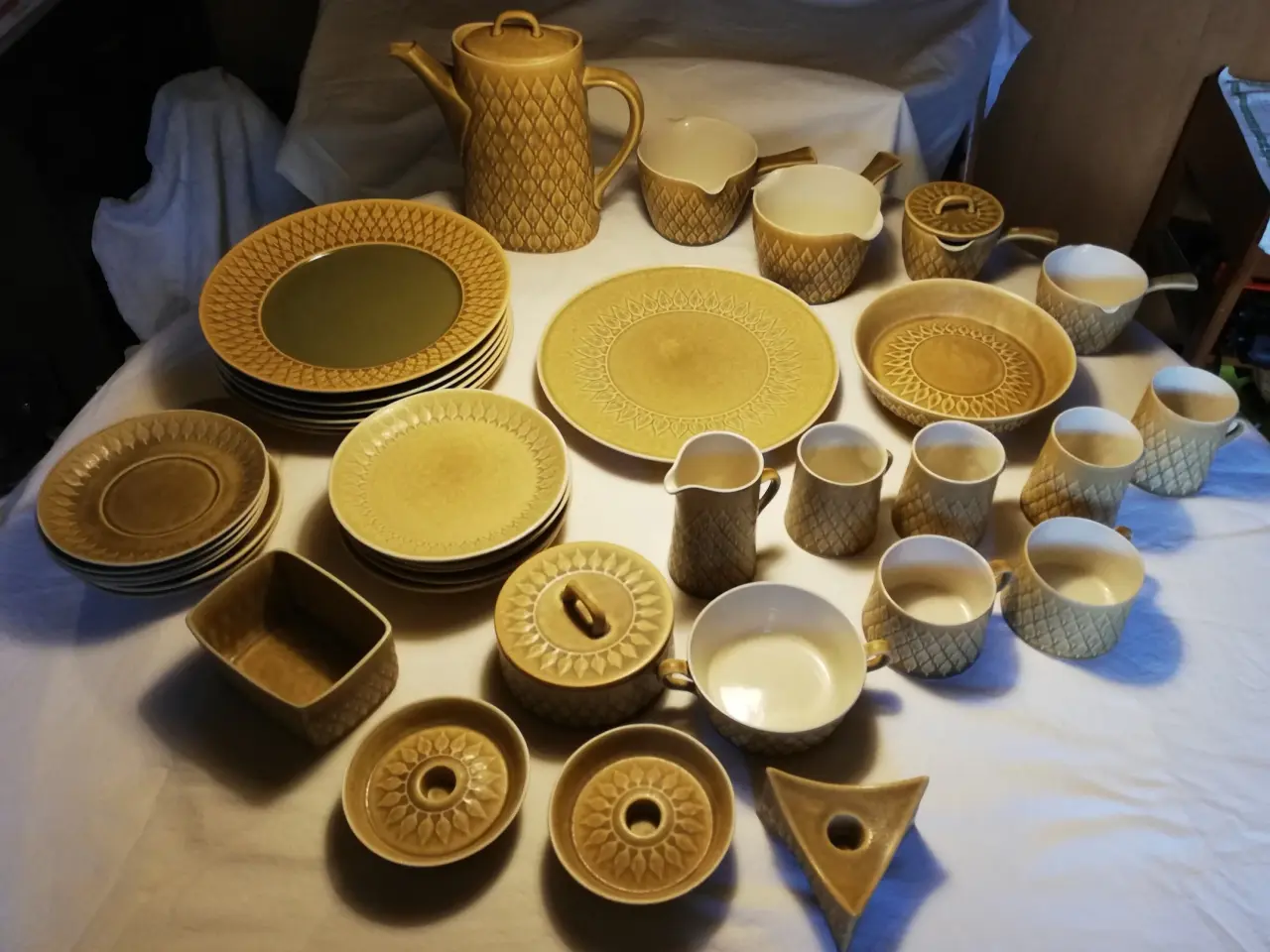 Billede 1 - Relief stentøj kaffekande, tallerkener, kopper m.