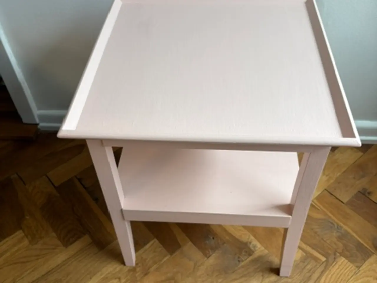 Billede 3 - Lyserød sidebord / natbord med hylde, nymalet