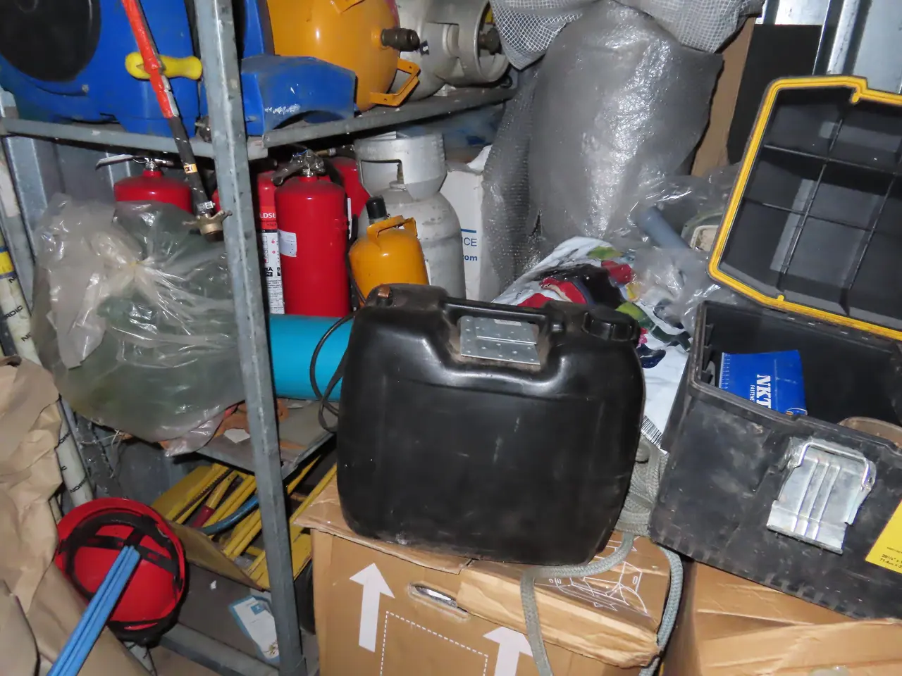 Billede 26 - Div. værktøj, gasflasker, ildslukkere, sækkevogn m.m.