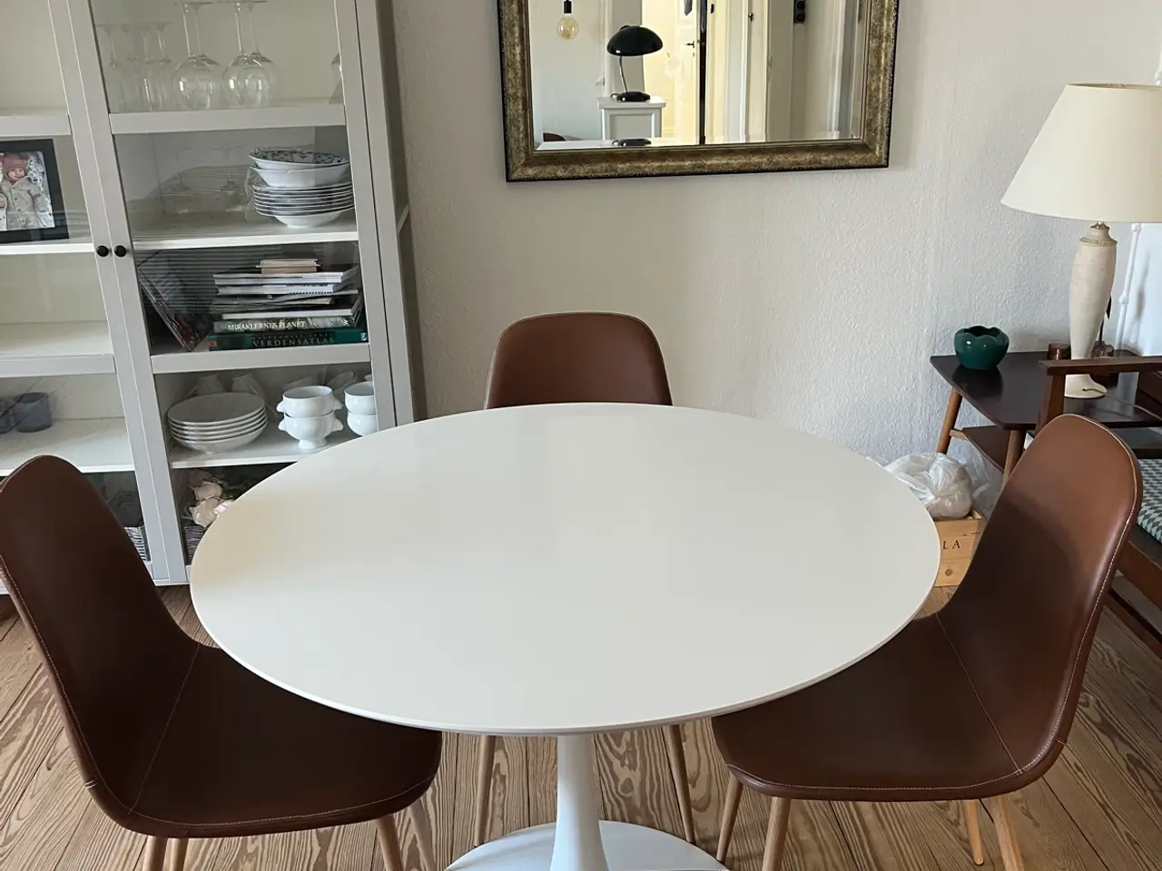 Billede 2 - Lækkert bord-stolesæt