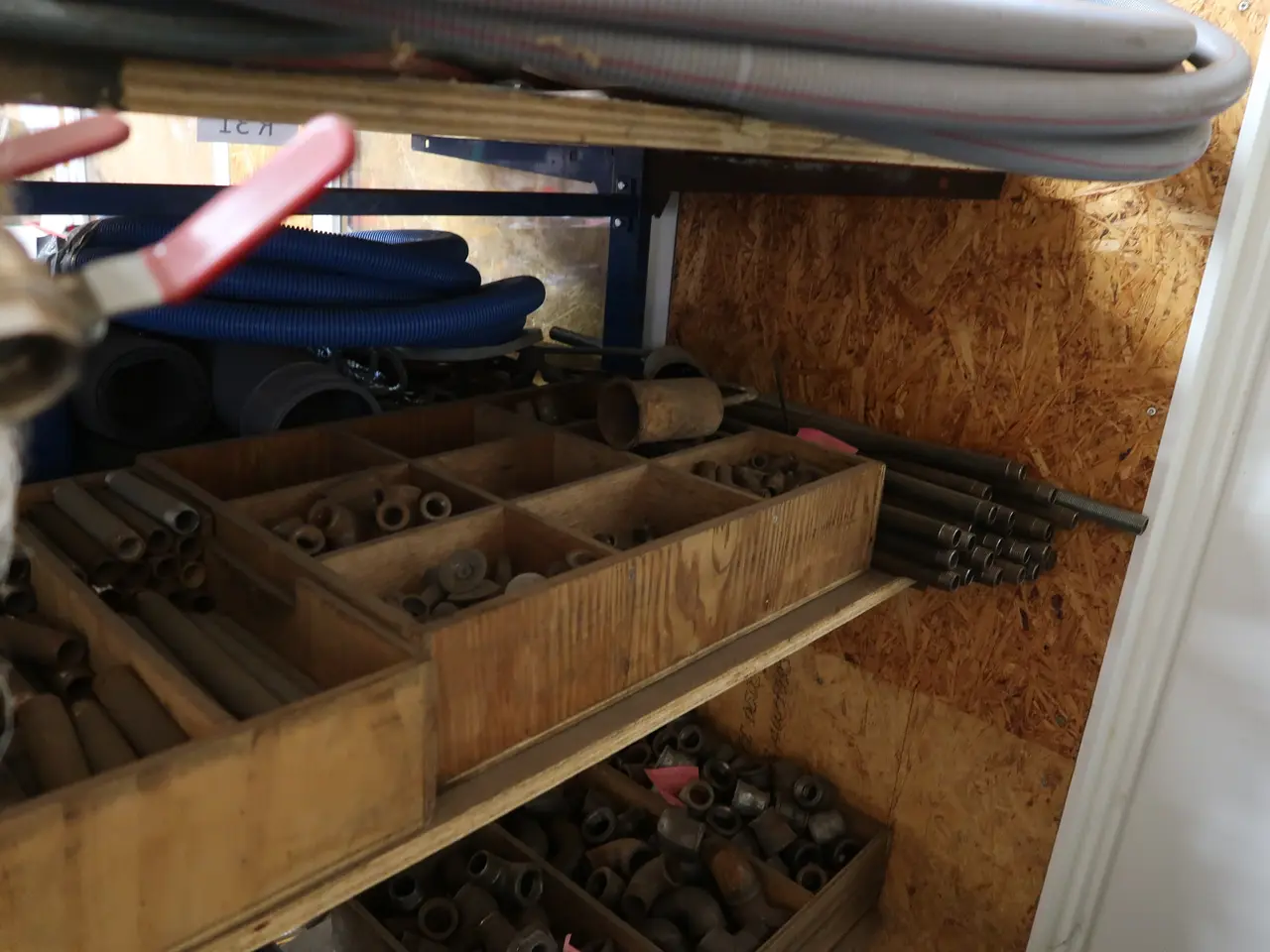 Billede 4 - Div. fittings på reol