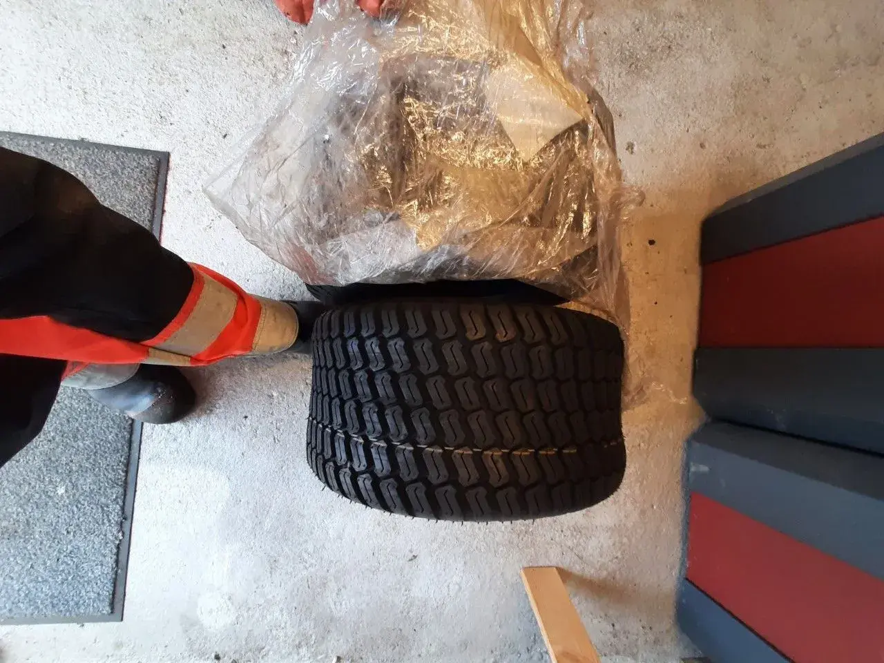 Billede 1 - Dæk til havetraktor 10"
