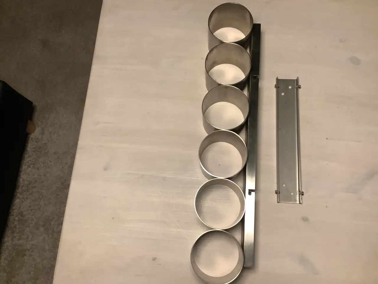 Billede 1 - Herstal avis holder i metal til ophæng på væggen